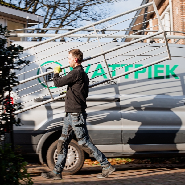 Marco van Wattpiek loopt langs zijn bus