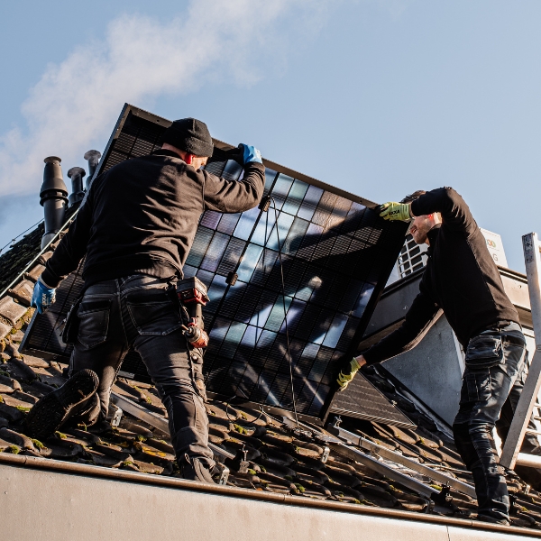 Jakob en Marco van Watt-piek legt zonnepanelen in Amersfoort